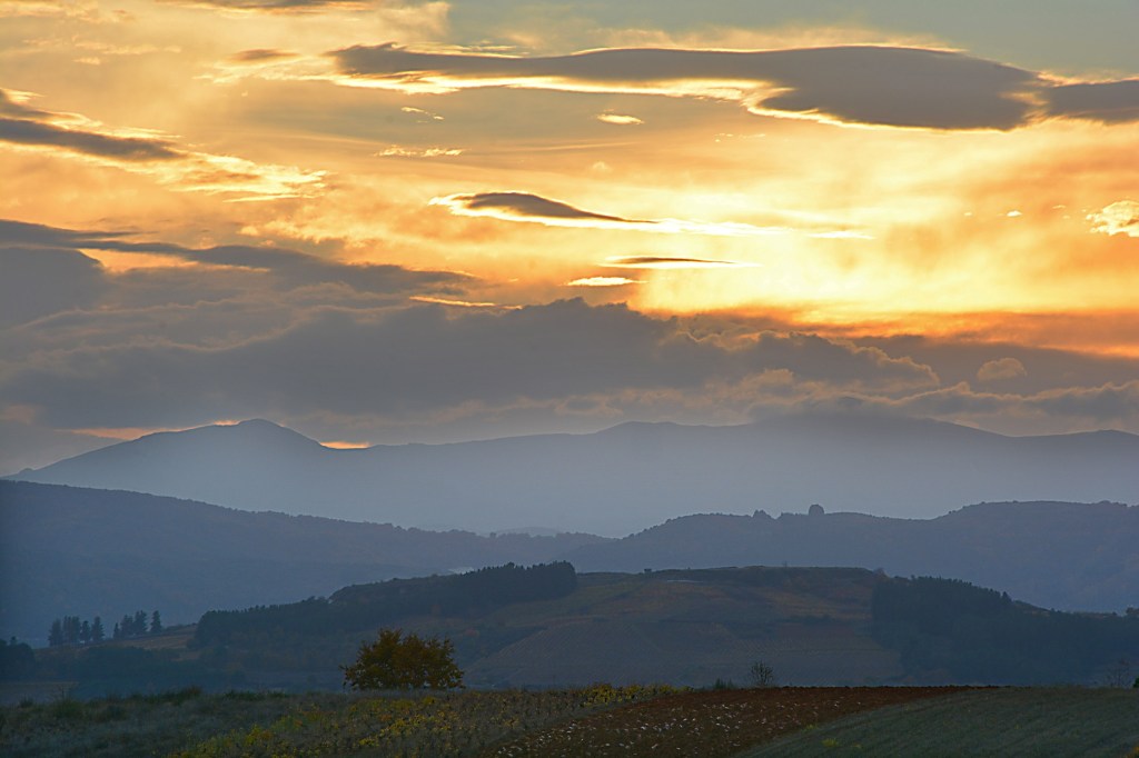 Castroventosa desde un lugar indeterminado de Arganza, El Bierzo, León, Castilla y León, España.