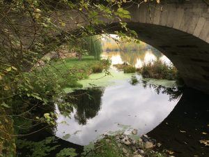 Puente sobre el Cúa en la villa de Cacabelos, El Bierzo, León, Castilla y León, España.