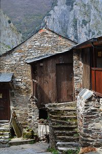 Construcciones de piedra y madera en Peñalba de Santiago, Ponferrada, El Bierzo, León, Castilla y León, España.