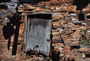 Casa con puerta y ventanuco en Oencia, El Bierzo, León, Castilla y León, España.