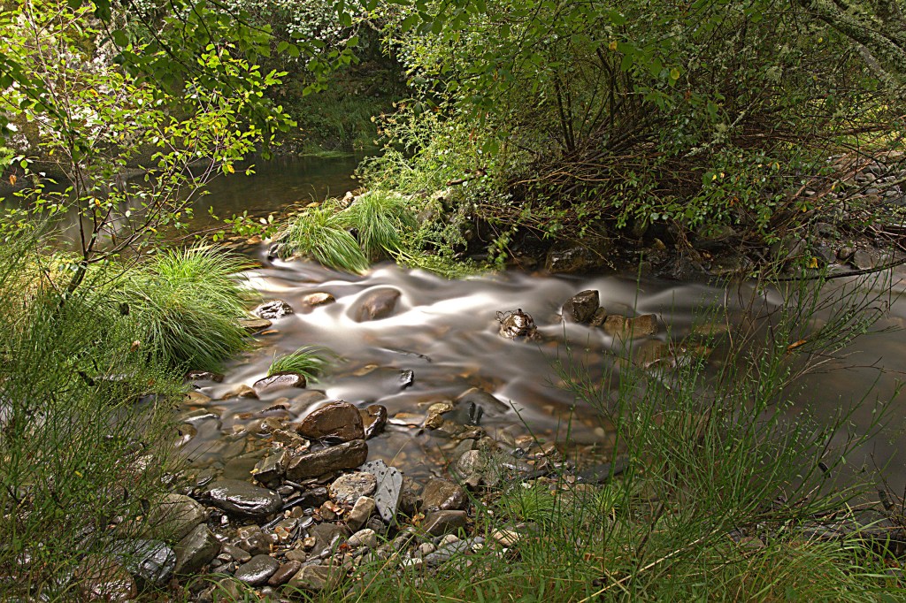 Aguas del Burbia en uno de sus rápidos próximos a Aira da Pedra, Villafranca del Bierzo, El Bierzo, León, Castilla y León, España.