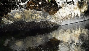 Roca con la marcada línea de inmersión en aguas del río Burbia muy cerca de Aira da Pedra, Villafranca del Bierzo, El Bierzo, León, Castilla y León, España.