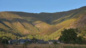Montañas protegiendo la localidad de Burbia, Vega de Espinareda, El Bierzo, León, Castilla y León, España.