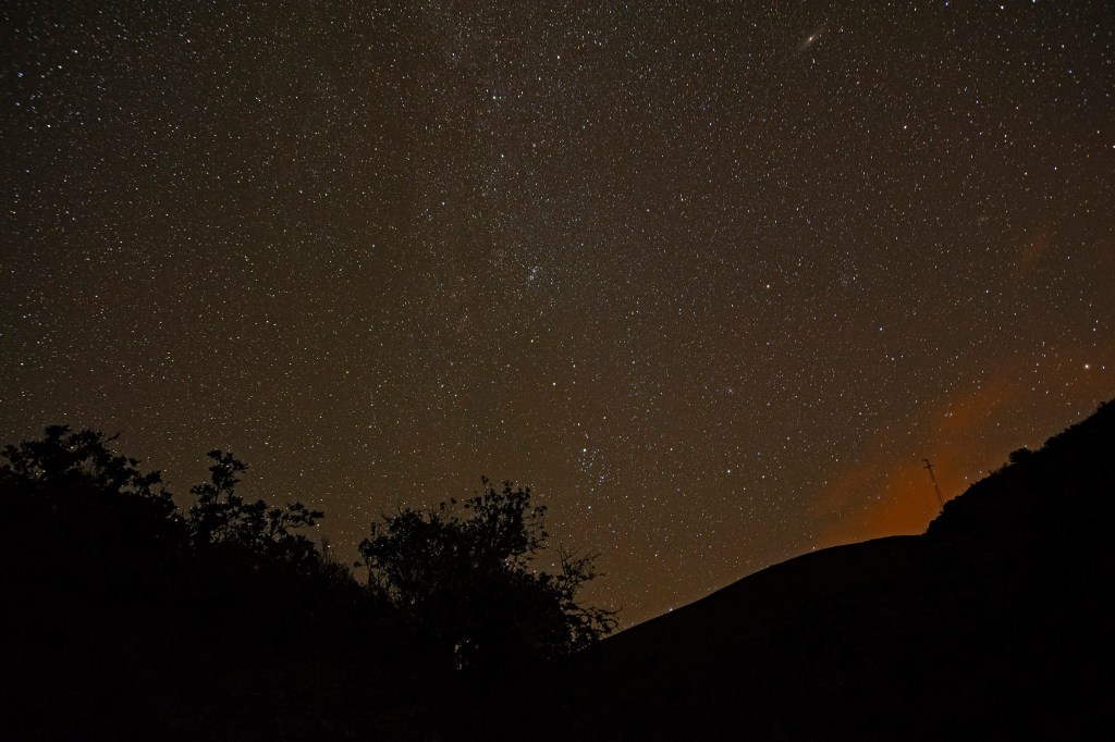 Cielo estrellado con la galaxia Andrómeda en la parte alta de la toma desde las cercanías de Aira da Pedra, Villafranca del Bierzo, El Bierzo, León, Castilla y León, España.