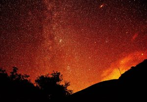 Cielo estrellado con la galaxia Andrómeda en la parte alta de la toma desde las cercanías de Aira da Pedra, Villafranca del Bierzo, El Bierzo, León, Castilla y León, España.