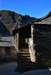 Casas con escaleras de piedra en Peñalba de Santiago, Ponferrada, El Bierzo, León, Castilla y León, España.