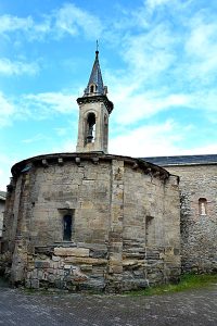 Iglesia Santa María con su ábside románico en Cacabelos, El Bierzo, León, Castilla y León, España.