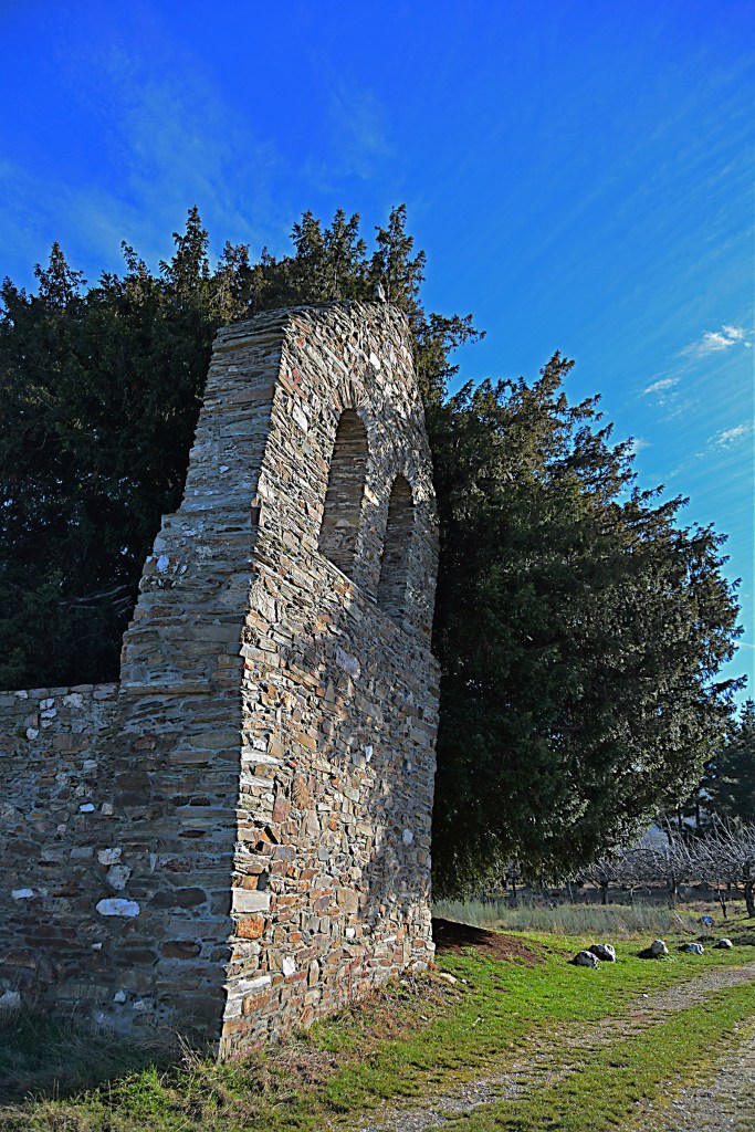 Ermita cementerio junto al emblemático tejo milenario de San Cristóbal de Valdueza, Ponferrada, El Bierzo, León, Castilla y León, España.