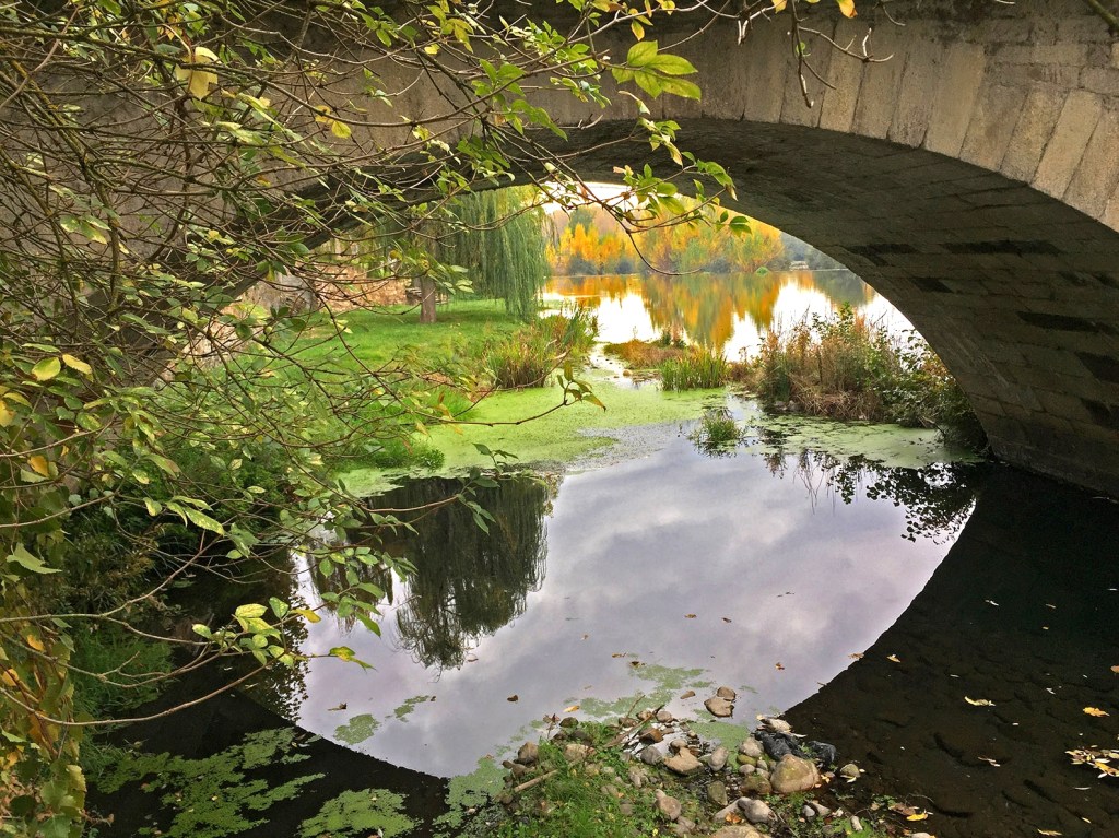 Puente sobre el Cúa en la villa de Cacabelos, El Bierzo, León, Castilla y León, España.