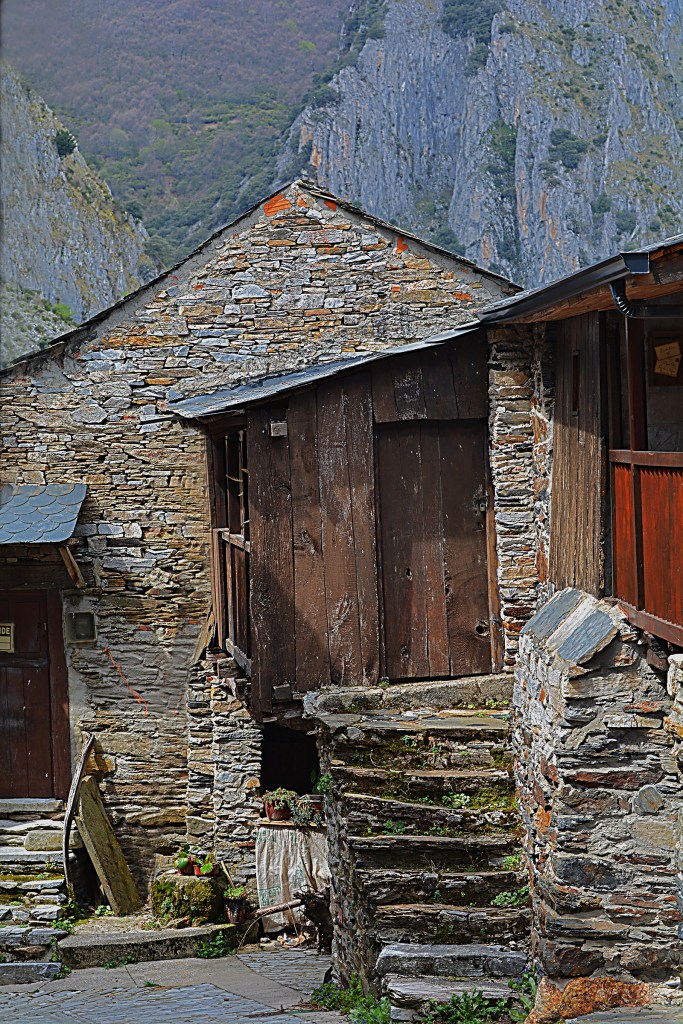 Construcciones de piedra y madera en Peñalba de Santiago, Ponferrada, El Bierzo, León, Castilla y León, España.