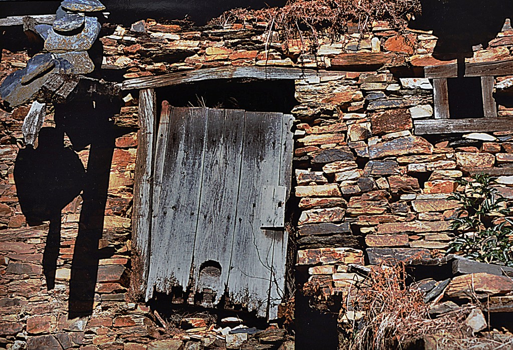 Casa con puerta y ventanuco en Oencia, El Bierzo, León, Castilla y León, España.
