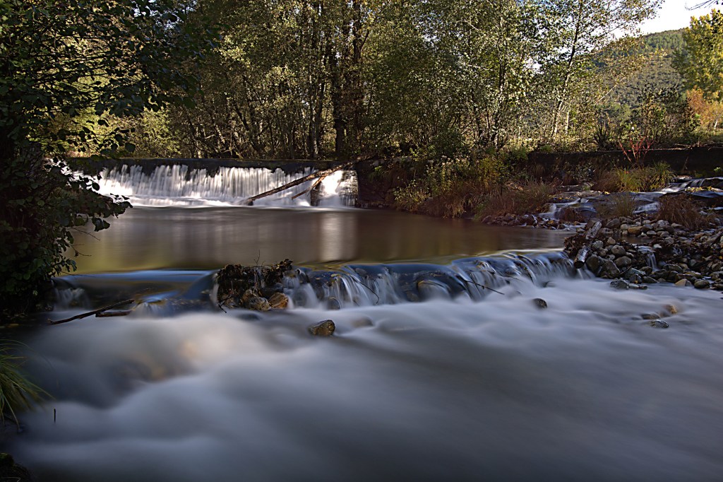 Dos saltos del río Ancares a la altura de San Pedro de Olleros aunque a una cota más baja, cerca del paraje de Los Puliñeiros, Villabuena, Cacabelos, El Bierzo, León, Castilla y León, España.