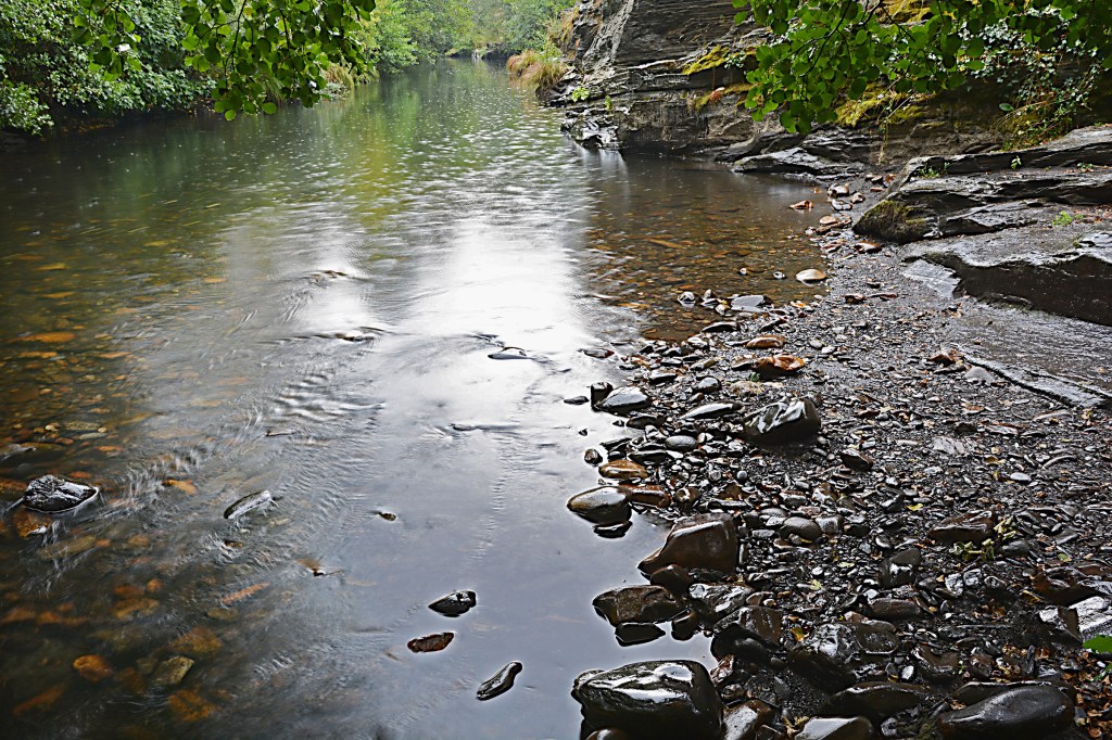 Llovizna sobre las aguas del río Cúa a su paso por San Vicente, Arganza, El Bierzo, León, Castiulla y León, España.