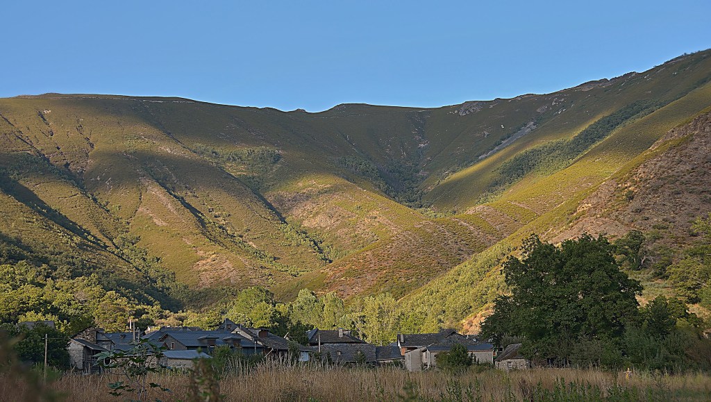 Montañas protegiendo la localidad de Burbia, Vega de Espinareda, El Bierzo, León, Castilla y León, España.