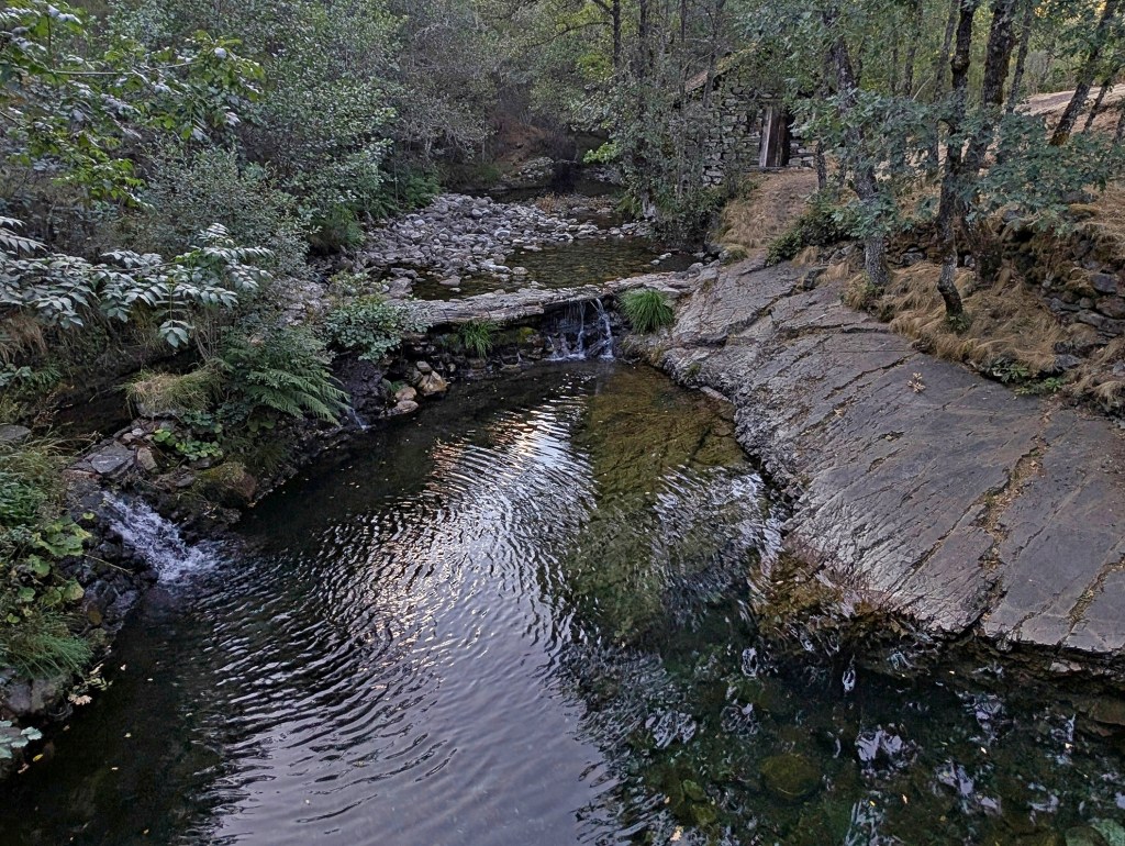 Lecho labrado de forma natural por el río Burbia a su paso por la localidad que lleva su mismo, Vega de Espinareda, El Bierzo, León, Castilla y León, España.