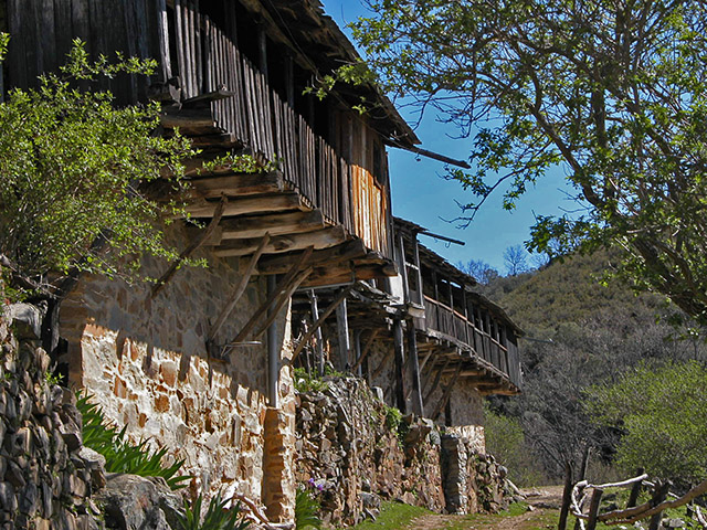 Casas con corredores de madera en La Bustarga, Vega de Espinareda, El Bierzo, León, Castilla y León, España.