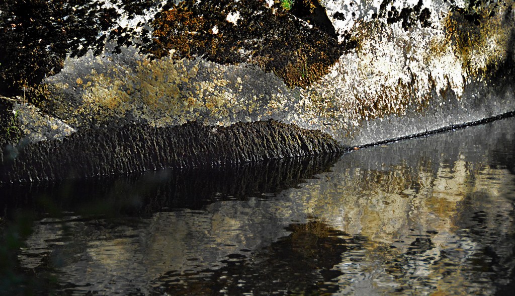 Roca con la marcada línea de inmersión en aguas del río Burbia muy cerca de Aira da Pedra, Villafranca del Bierzo, El Bierzo, León, Castilla y León, España.