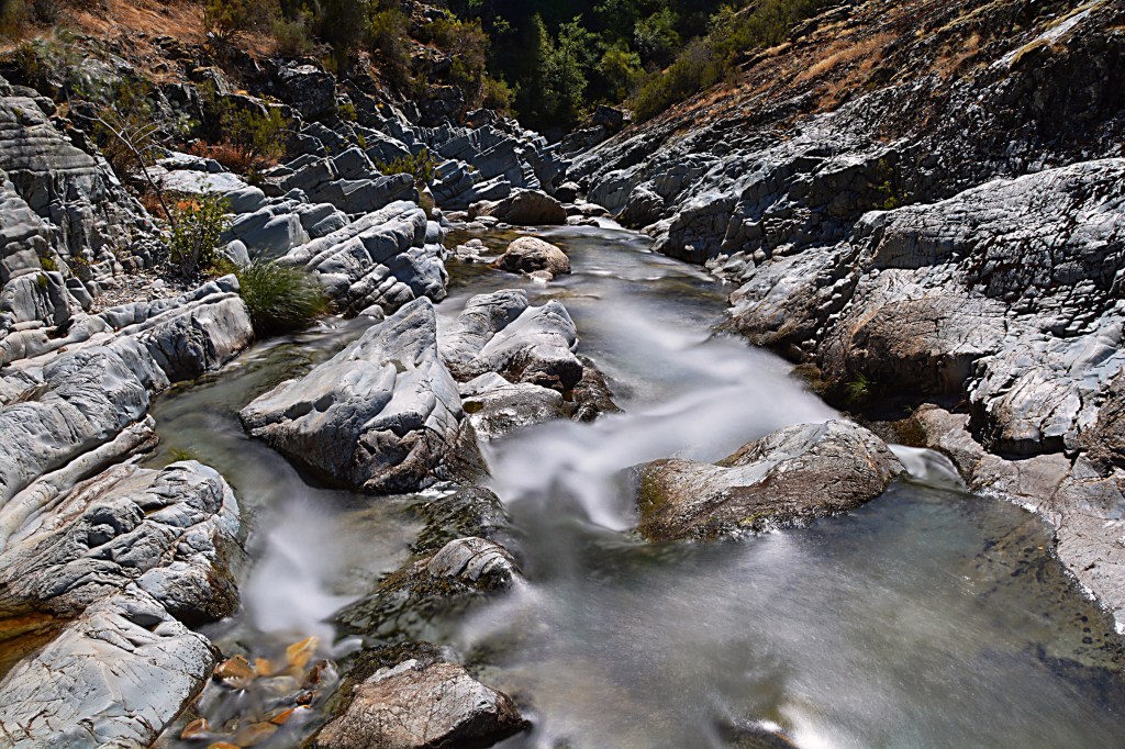 El río Ancares atravesando el tramo de roca caliza conocido como las Hoces del Diablo cercano a Sorbeira, Valle de Ancares (Candin), Ancares, El Bierzo, León, Castilla y León, España.