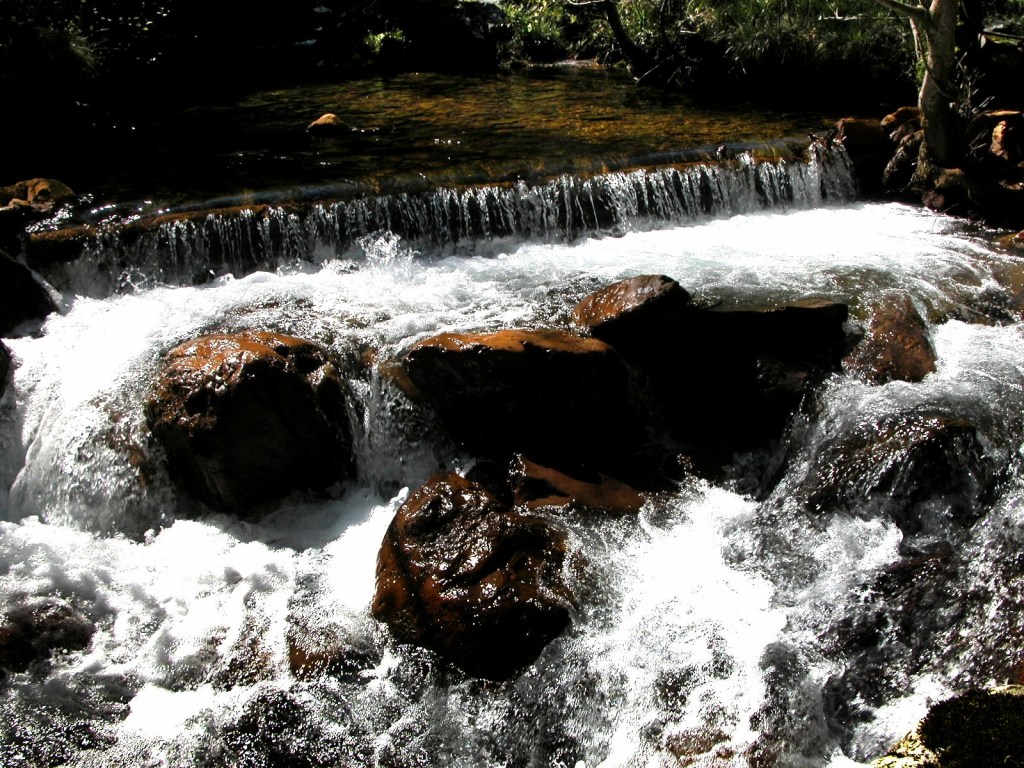 Pequeño salto del arroyo del Rego do Rebolo en las cercanías de Arnado, Oencia, El Bierzo, León, Castilla y León, España.