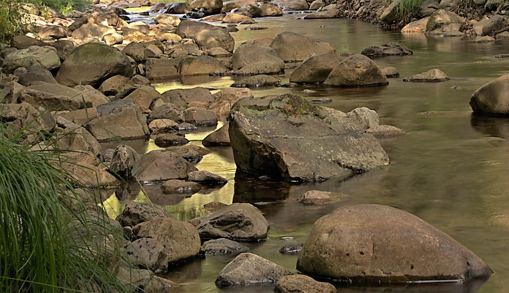 Tonos dorados en las aguas del río Burbia en las cercanías de Aira da Pedra, Villafranca del Bierzo, El Bierzo, León, Castilla y León, España.