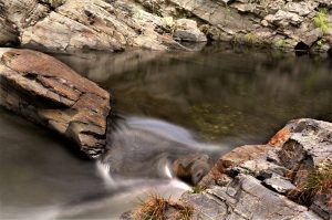 El agua del Burbia se cuela por la única salida que le queda en la zona de baños de Veguellina, Villafranca del Bierzo, El Bierzo, León, Castilla y León, España.