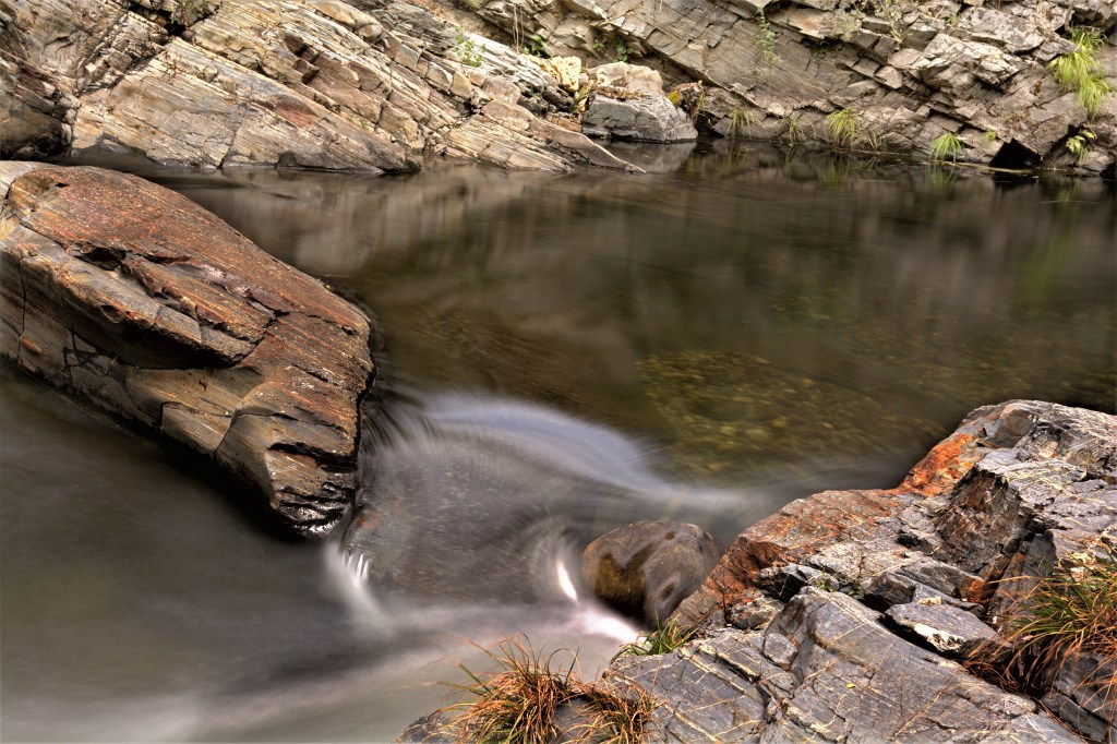 El agua del Burbia se cuela por la única salida que le queda en la zona de baños de Veguellina, Villafranca del Bierzo, El Bierzo, León, Castilla y León, España.