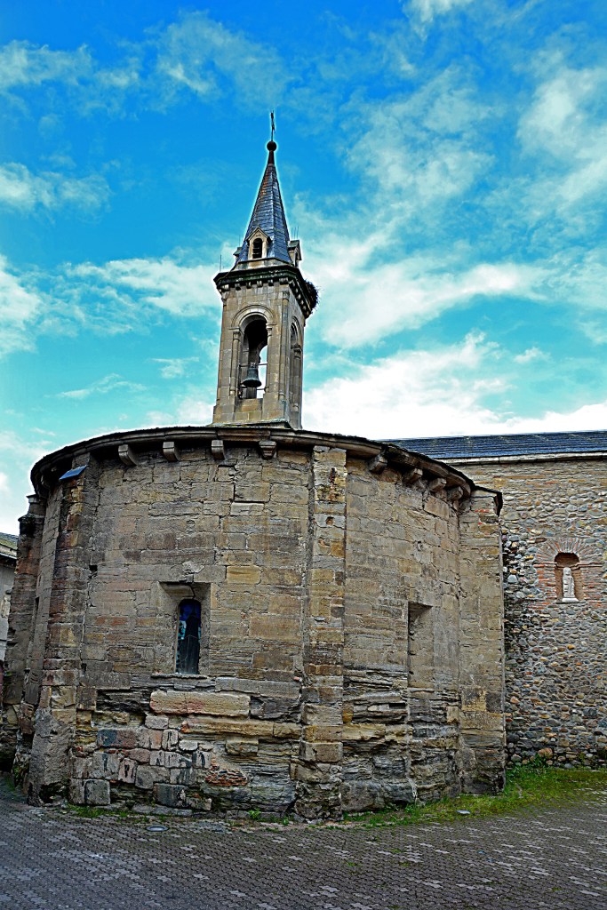 Iglesia Santa María con su ábside románico en Cacabelos, El Bierzo, León, Castilla y León, España.