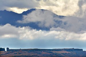 La meseta de Castroventosa besando las nubes desde una vista desde la carretera que va a Pobladura de Somoza, de la vertiente de Pieros, Cacabelos, El Bierzo, León, Castilla y León, España.