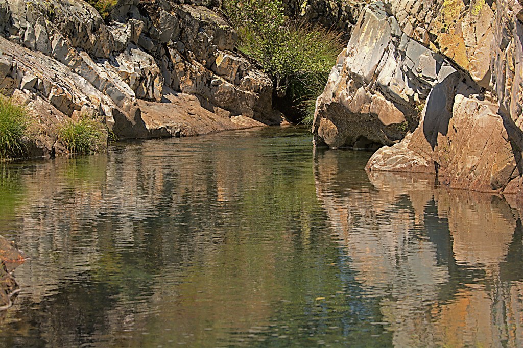 El silencio de las aguas del río Ancares se alterna con el ruido de sus saltos en las Hoces del Diablo, Valle de Ancares, Ancares, EL Bierzo, León, Castilla y León, España.