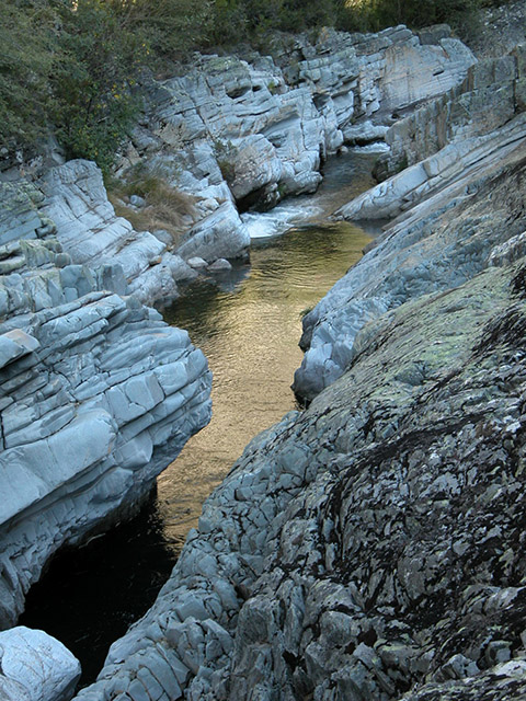 Río Ancares reflejando la luz de las primeras horas de la mañana en las Hoces del Diablo, en las cercanías de la localidad de Valle de Ancares (Candín), Ancares, El Bierzo, León, Castilla y León, España.