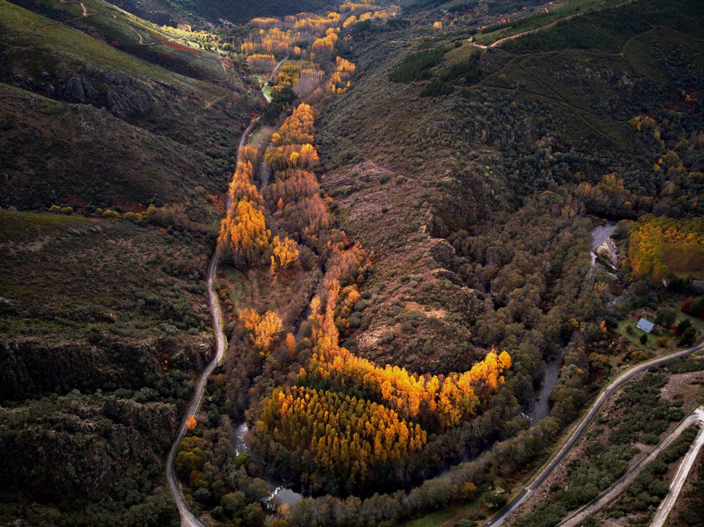 El río Cúa serpenteando el paraje de Los Puliñeiros, Villabuena, Cacabelos, El Bierzo, León, Castilla y León, España.