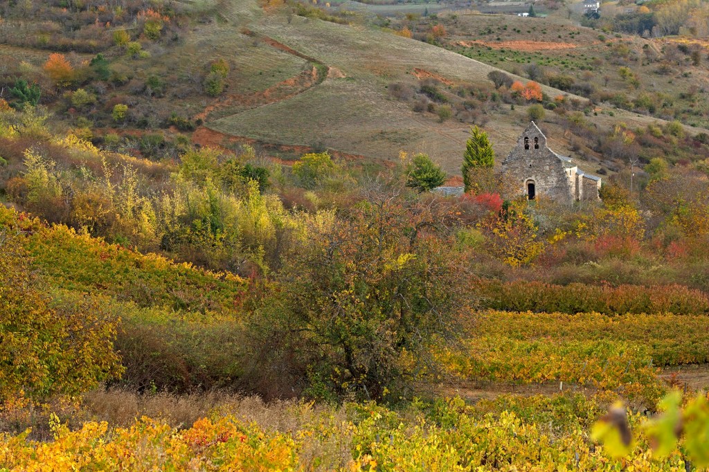 El otoño invade los alrededores de la Iglesia de San Martín en Pieros, Cacabelos, El Bierzo, León, Castilla y León, España.