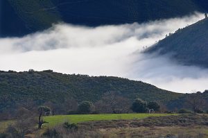 Campo de futbol en las alturas próximo a las nubes en Paradiña, Villafranca del Bierzo, El Bierzo, León, Castilla y León, España.