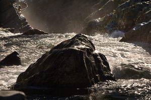 Uno de los saltos de las aguas del río Ancares a su paso por las Hoces del Diablo próximas a Sorbeira, Valle de Ancares (Candín), Ancares, El Bierzo, León, Castilla y León, España.