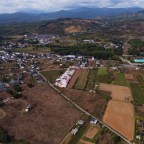 SERIE : A VISTA DE DRON – 1. Cacabelos – Cementerio y Calles  Cerezos y Ciprés