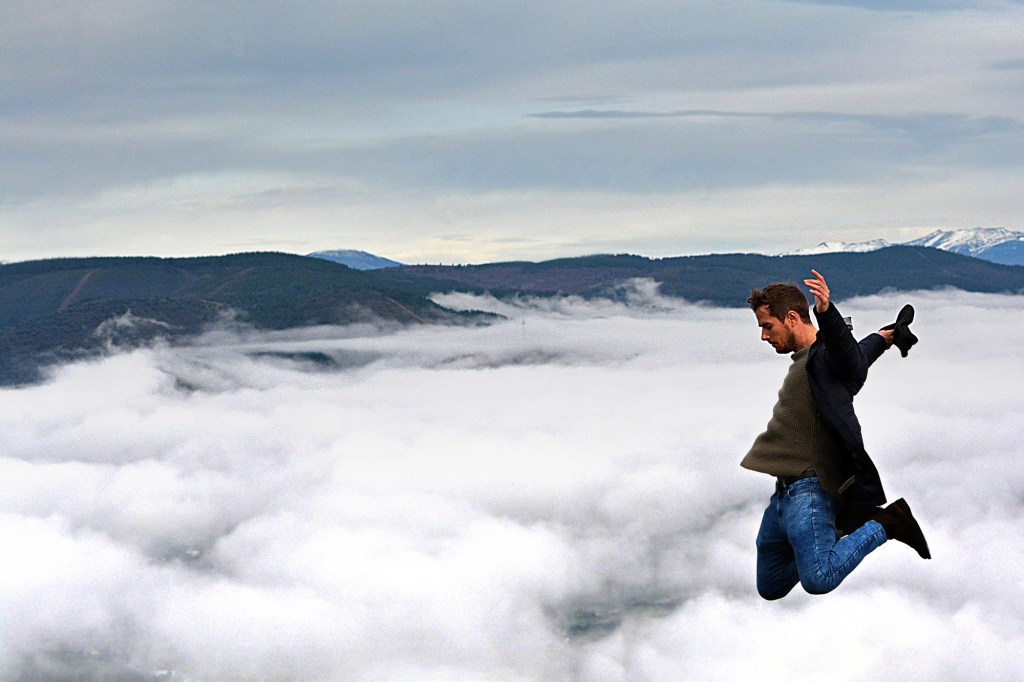 Saltando por encima de las nubes en las cercanías de Corullón, El Bierzo, León, Castilla y León, España.
