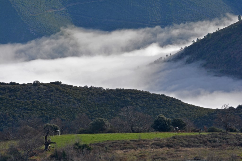 Campo de futbol en las alturas próximo a las nubes en Paradiña, Villafranca del Bierzo, El Bierzo, León, Castilla y León, España.