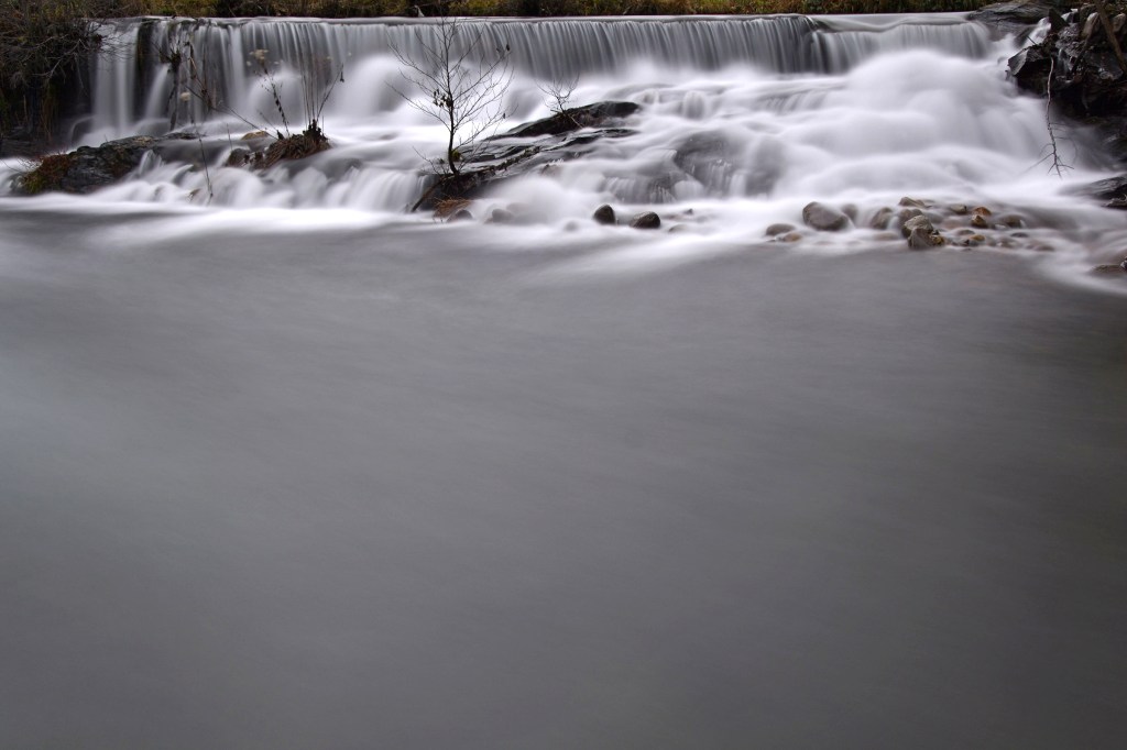 La siempre llamativa cascada con aguas del río Ancares próxima a San Pedro de Olleros llama la atención de cualquier sensible observador, Vega de Espinareda, El Bierzo, León, Castilla y León, España.