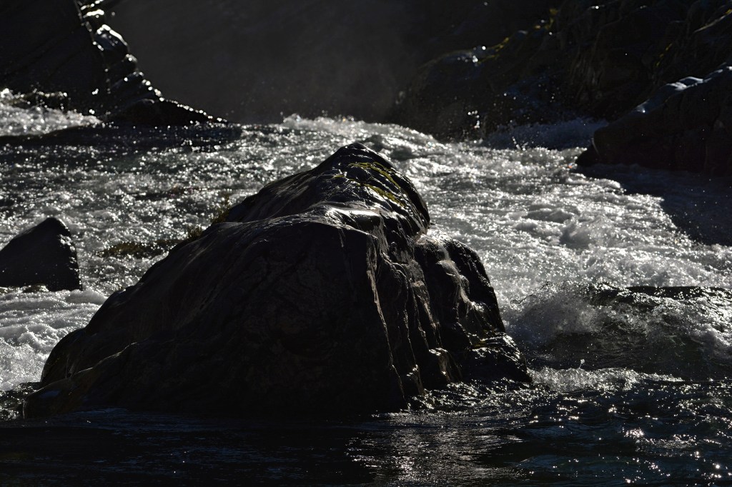 Uno de los saltos de las aguas del río Ancares a su paso por las Hoces del Diablo próximas a Sorbeira, Valle de Ancares (Candín), Ancares, El Bierzo, León, Castilla y León, España.