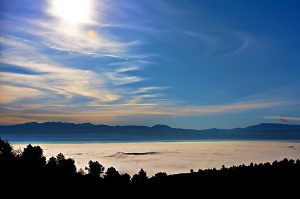 Mar de nubes en el Bajo Bierzo, y en medio, flotando, la meseta de Castroventosa en una toma desde tierras de Pobladura de Somoza, Villafranca del Bierzo, El Bierzo, León, Castilla y León, España.