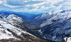 Se inicia la estación invernal en el valle que riega el río Ancares con sus verdes prados cercanos a Tejedo de Ancares, Valle de Ancares, Ancares, El Bierzo, León, Castilla y León, España.