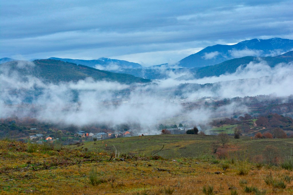 Entre nieblas y neblinas aparece Paradiña, Villafranca del Bierzo, El Bierzo, León, Castilla y León, España.