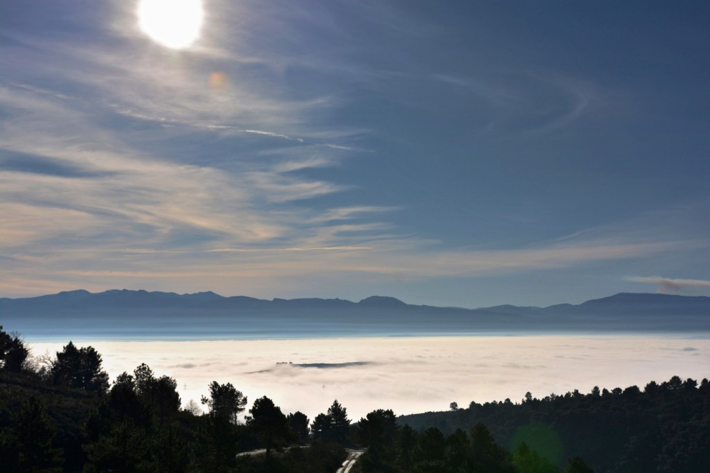 Mar de nubes en el Bajo Bierzo, y en medio, flotando, la meseta de Castroventosa en una toma desde tierras de Pobladura de Somoza, Villafranca del Bierzo, El Bierzo, León, Castilla y León, España.