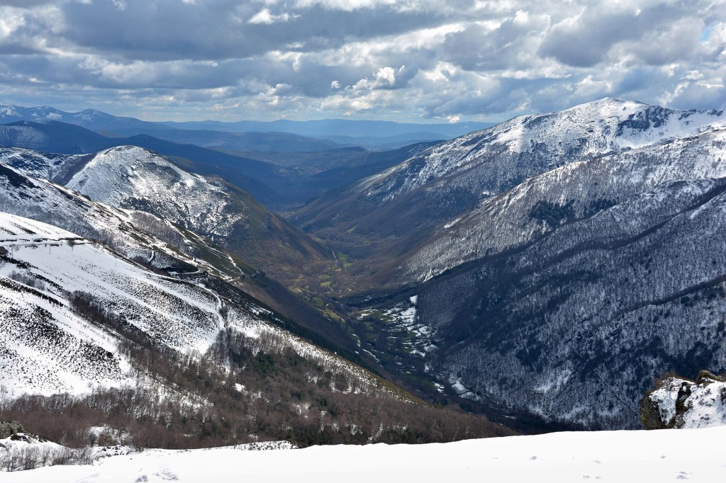 Se inicia la estación invernal en el valle que riega el río Ancares con sus verdes prados cercanos a Tejedo de Ancares, Valle de Ancares, Ancares, El Bierzo, León, Castilla y León, España.