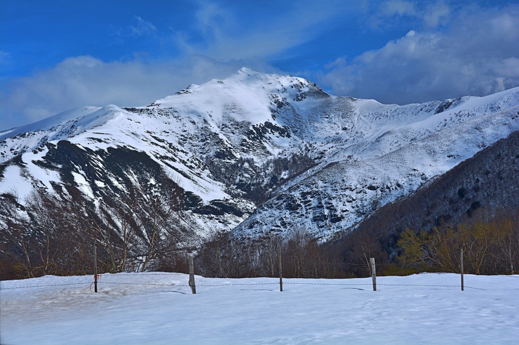 Valla para retener el ganado a los pies del pico Miravalles, Balouta, Valle de Ancares, Ancares, El Bierzo, León, Castilla y León, España.