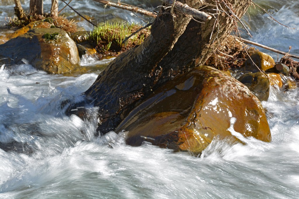  El agua del Burbia golpea con fuerza los cantos rodados de su cauce en las cercanías de Aira da Pedra, Villafranca del Bierzo, El Biezo, León, Castilla y León, España.
