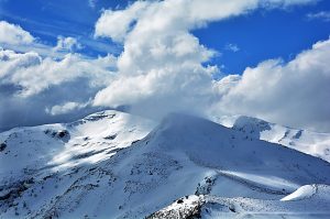 Vista desde el Puerto de Ancares con el Pico Cuiña al fondo con sus 1997 m erigiéndose como el mayor gigante de la Sierra de Ancares, escoltado por el Pico Venera de 1.822 metros. Sierra de Ancares, El Bierzo, León, Castilla y León, España.