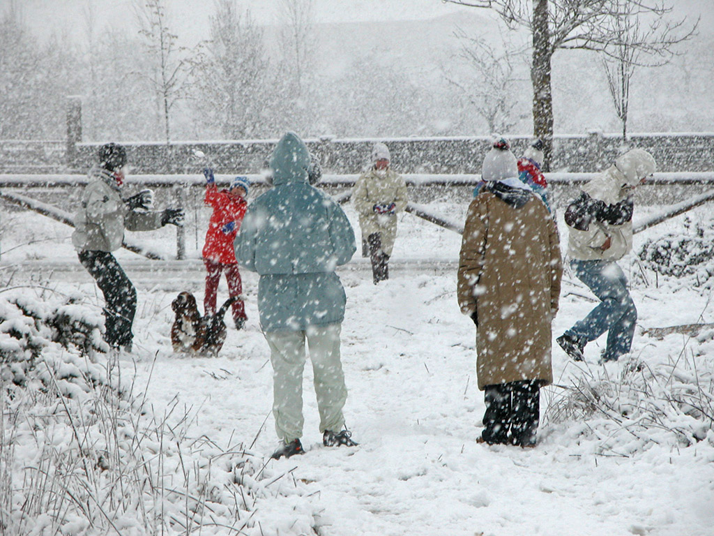 Para siempre aquellos recuerdos festivos con las bolas de nieve en el Campo de San Bartolo, Cacabelos, El Bierzo, León, Castilla y León, España.