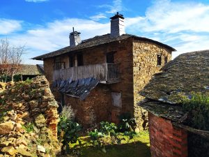 Casa tradicional con corredor de madera y huerta de berzas en San Clemente, Cacabelos, El Bierzo, León, Castilla y León, España.