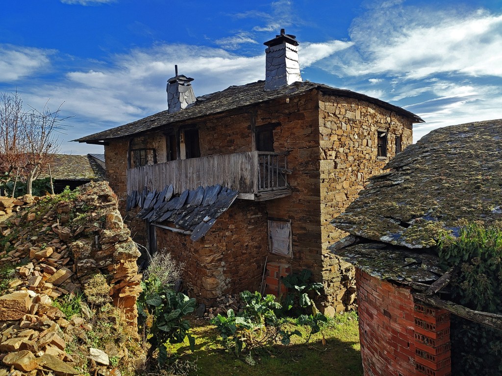 Casa tradicional con corredor de madera y huerta de berzas en San Clemente, Cacabelos, El Bierzo, León, Castilla y León, España.